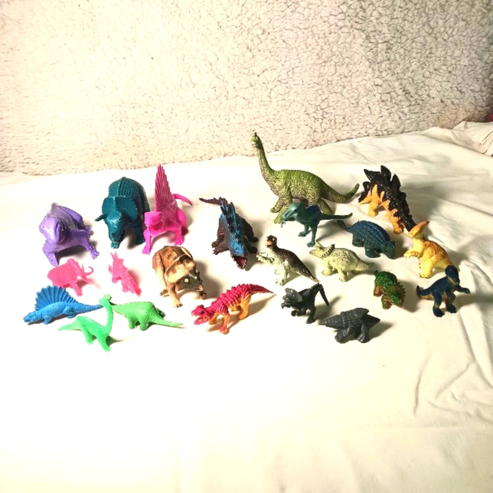 22 Mixed Piece Dinosaurs Vintage